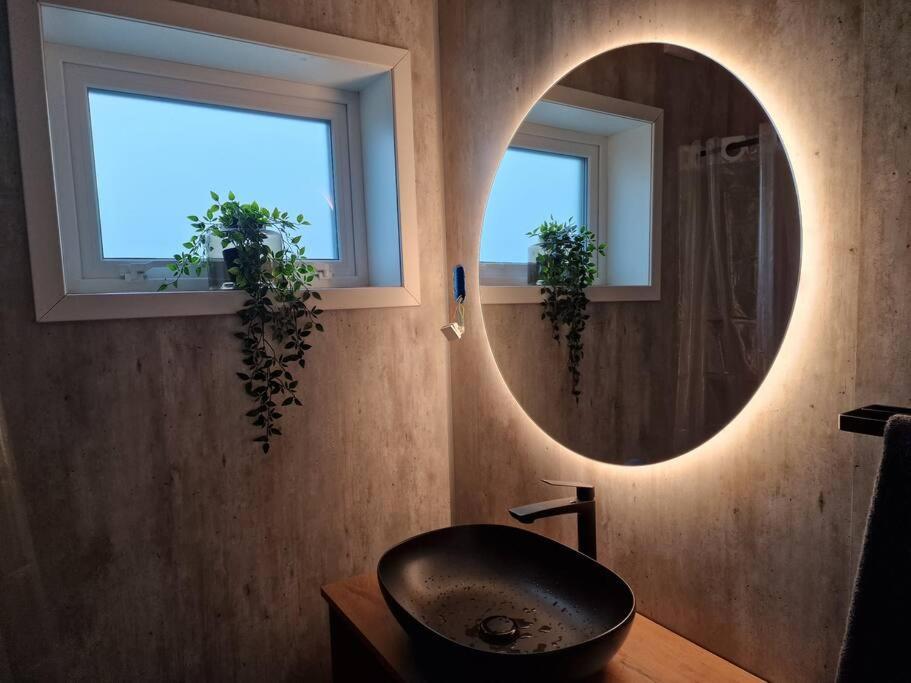 OyndarfjordurNew Flat With Hot Tub - No3アパートメント エクステリア 写真