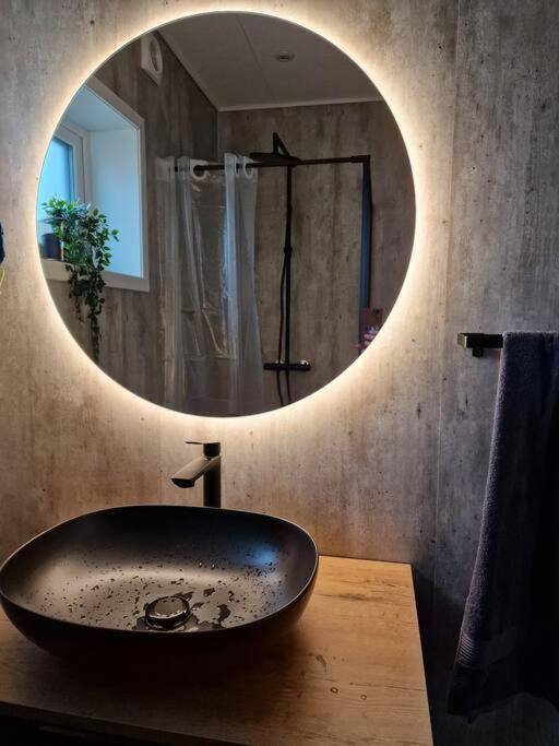 OyndarfjordurNew Flat With Hot Tub - No3アパートメント エクステリア 写真